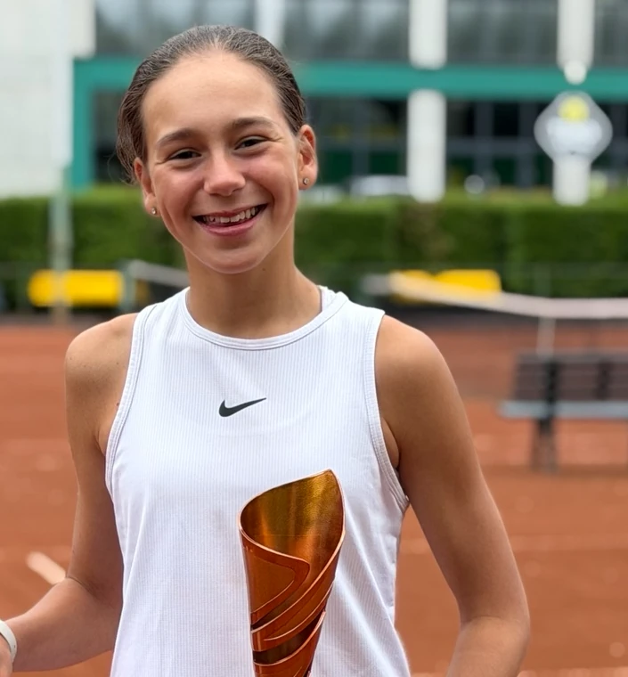 Artemis sur un court en terre battue